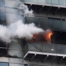 Ugniagesiai kovojo su liepsnomis Londono daugiaaukštyje