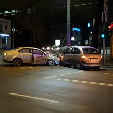 Kaune susidūrė trys automobiliai, medikų pagalbos prireikė vyrui
