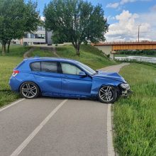 Kaune neblaivus BMW vairuotojas atsidūrė pievoje