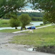 Kaune neblaivus BMW vairuotojas atsidūrė pievoje
