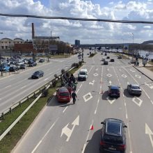 Kauno „Akropolio“ prieigose – motociklo ir opelio susidūrimas: prireikė ir medikų 