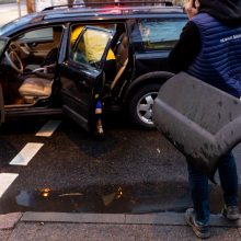 Vilniuje automobilis sužalojo du policininkus, šie panaudojo šaunamuosius ginklus