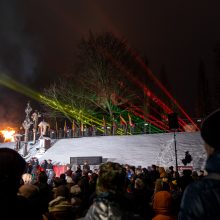 Prie Seimo pagerbti Sausio 13-osios aukų atėjo per tūkstantį žmonių, suliepsnojo laužas 