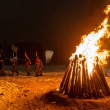 Prie Seimo pagerbti Sausio 13-osios aukų atėjo per tūkstantį žmonių, suliepsnojo laužas 