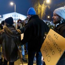 Keletas žmogaus teisių gynėjų Vilniaus oro uoste protestavo prieš migrantų išskraidinimą 