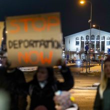 Keletas žmogaus teisių gynėjų Vilniaus oro uoste protestavo prieš migrantų išskraidinimą 