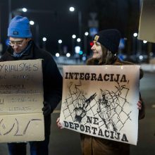 Keletas žmogaus teisių gynėjų Vilniaus oro uoste protestavo prieš migrantų išskraidinimą 