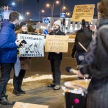 Keletas žmogaus teisių gynėjų Vilniaus oro uoste protestavo prieš migrantų išskraidinimą 