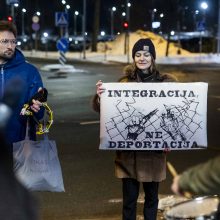 Keletas žmogaus teisių gynėjų Vilniaus oro uoste protestavo prieš migrantų išskraidinimą 