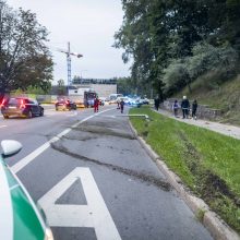 Sostinėje automobilis BMW rėžėsi į du stulpus ir apsisuko prieš eismą