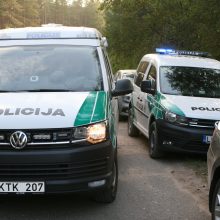 Į migrantų stovyklą Rūdninkuose nugabenta vandens patranka, šarvuočiai