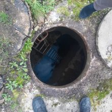 Aplinkosaugininkai aiškinasi, kodėl Kretingoje lietaus drenažo kanalas nusidažė mėlynai