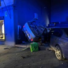 Miesto centre – stipri avarija: „Toyota“ rėžėsi į pastato sieną