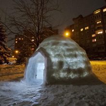 Du broliai ir sesuo Šilainiuose pastatė sniego namelį: norisi įkvėpti žmones!