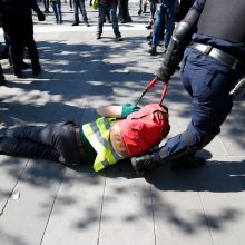 Paryžiuje sulaikyti beveik 130 „geltonųjų liemenių“ protestuotojų 