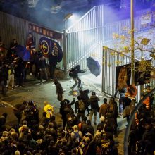 Barselonoje prieš „El Clasico“ futbolo rungtynes protestuotojai blokavo eismą