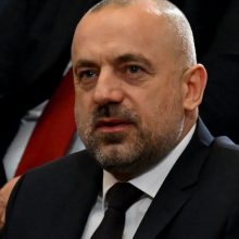 Serbijos teismas lygtinai paleido įtariamą Kosovo policininką nužudžiusios grupės lyderį