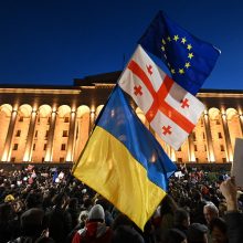 Sakartvele prieš „užsienio agentų“ įstatymą protestuoja dešimtys tūkstančių žmonių 