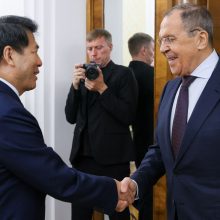 Su kinų pasiuntiniu susitikęs S. Lavrovas: yra rimtų kliūčių deryboms dėl taikos Ukrainoje