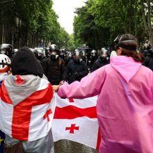 Sakartvele tūkstančiai žmonių susirinko į protestą dėl priimto „užsienio įtakos“ įstatymo