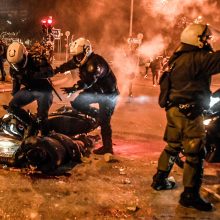 Atėnuose per protestą kilus susirėmimams rimtai sužalotas pareigūnas