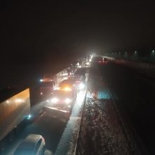 „Via Baltica“ kelyje, važiuojant link Kauno, į vilkiką rėžėsi du automobiliai