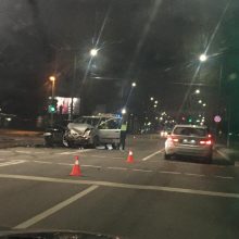 Draugystės gatvėje susidūrė du automobiliai, vienas vyras išvežtas į ligoninę
