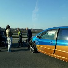 Ant Varnių tilto susidūrė „Volvo“ ir „Peugeot“