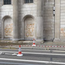Klimato aktyvistai oranžiniais dažais nupurškė Londono pastatus