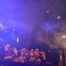 Įžiebta kalėdinė Mažeikių miesto eglė – dangų nušvietė fejerverkai