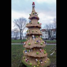 Kalėdinių eglučių miestelyje – pusšimtis originalių įmonių ir įstaigų eglučių 