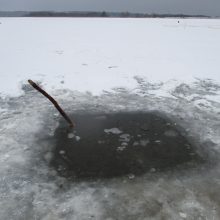 Ant Kauno marių ledo – alkoholiu nesišildantys žvejai ir žiemos pramogų mėgėjai