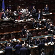 Kylant įtampai parlamente, Italijos premjeras gina biudžetą