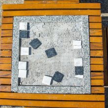 Vandalams Kalniečių parke panižo rankos: suniokojo šachmatų stalelį