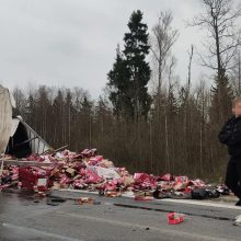 Kauno rajone – tragiška alkoholį vežusio vilkiko ir lengvojo automobilio avarija 