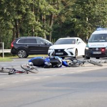 Garliavoje motociklas partrenkė per perėją dviratį vedusį keturiolikmetį