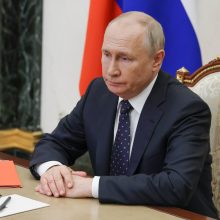 V. Putinas pasirašė dekretą, įpareigosiantį sukarintų pajėgų kovotojus duoti priesaiką