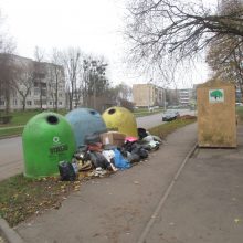 Kauniečiai šiukšles meta prie pėsčiųjų tako, nes tingi paeiti keliasdešimt metrų?