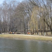 Šilumos išsiilgę kauniečiai laisvalaikį leido parke, atsirado ir besideginančių