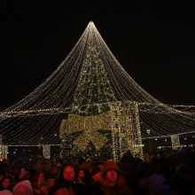 Mažeikiuose sužibo skraiste apsidengusi Kalėdų eglė