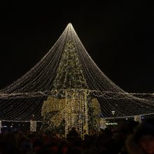 Mažeikiuose sužibo skraiste apsidengusi Kalėdų eglė