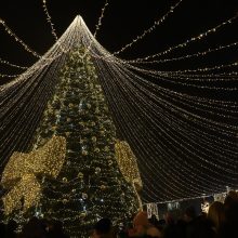 Mažeikiuose sužibo skraiste apsidengusi Kalėdų eglė