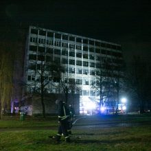 Didelės Kauno ugniagesių pajėgos gesino gaisrą Vilijampolėje