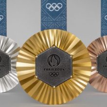 Paryžiuje pristatyti 2024-ųjų olimpiniai medaliai, kurių centre – dalelė Eiffelio bokšto