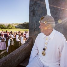 Joninių vainikais pasipuošė Neringa ir festivalio „Tek saulužė ant maračių” svečiai