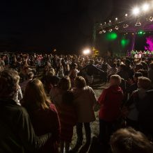 Joninių vainikais pasipuošė Neringa ir festivalio „Tek saulužė ant maračių” svečiai