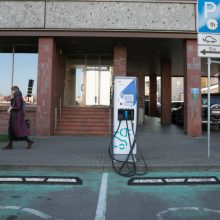 KT aiškinsis, ar netrukdoma konkurencijai įrengiant elektromobilių stoteles