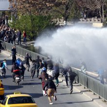 Ankaroje vandens patranka vaikomi rinkimų rezultatais nepatenkinti protestuotojai