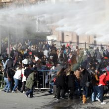 Ankaroje vandens patranka vaikomi rinkimų rezultatais nepatenkinti protestuotojai