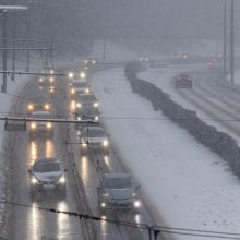 Kelininkai įspėja: eismo sąlygas sunkina snygis